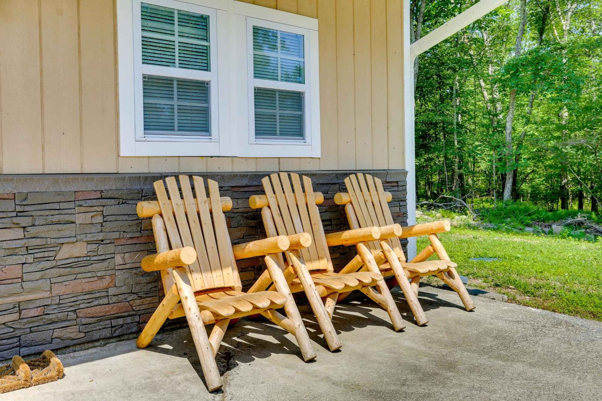 Secluded Poconos Cabin With Fire Pit On 75 Acres! イースト・ストラウズバーグ エクステリア 写真