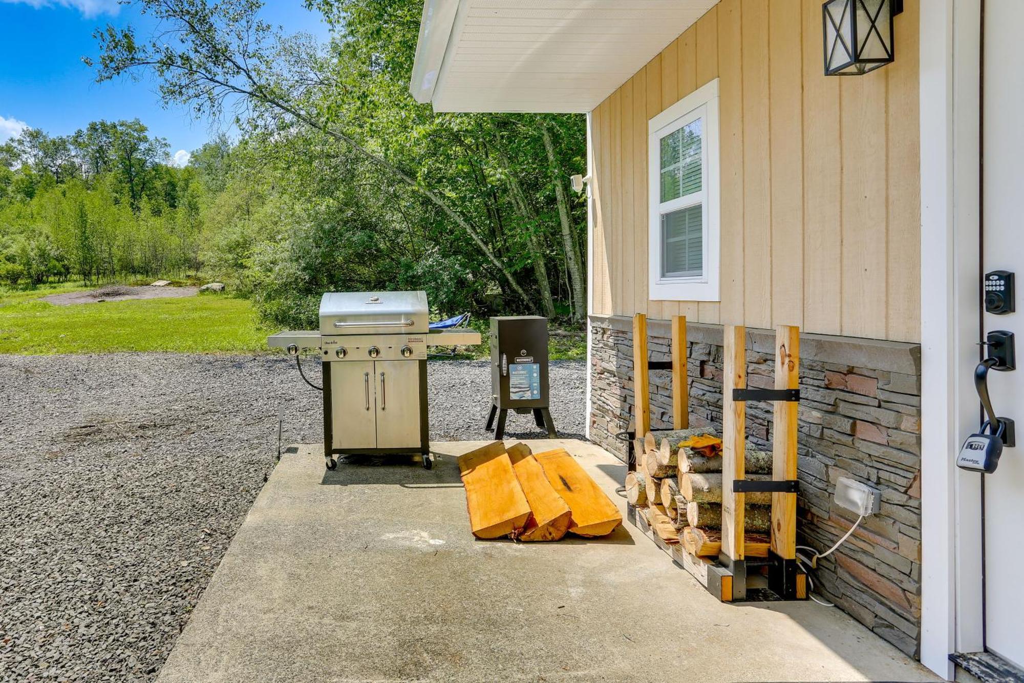 Secluded Poconos Cabin With Fire Pit On 75 Acres! イースト・ストラウズバーグ エクステリア 写真