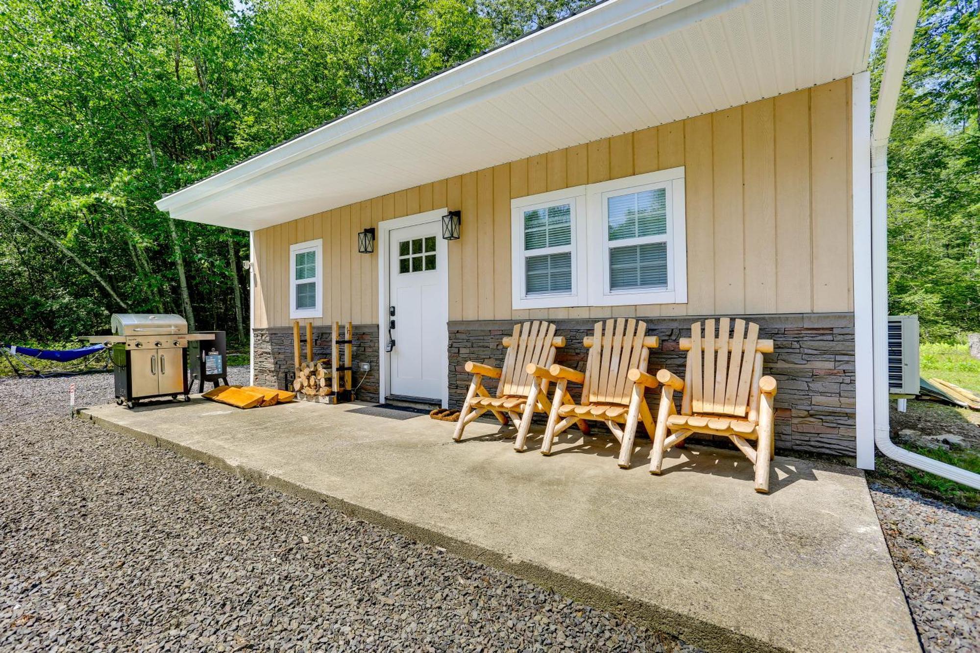 Secluded Poconos Cabin With Fire Pit On 75 Acres! イースト・ストラウズバーグ エクステリア 写真